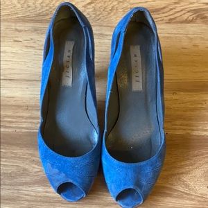 Blue suede shoes 👠